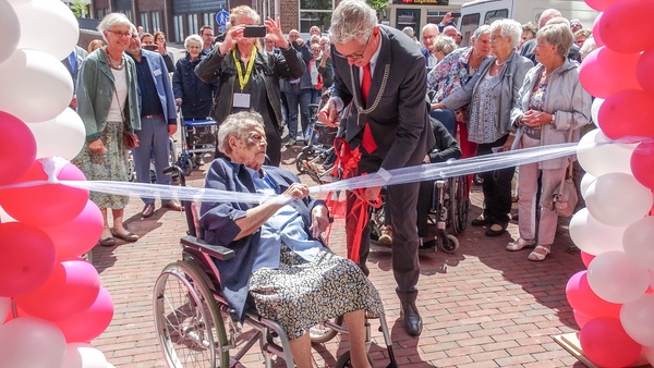 Burgemeester Marco Out opent woonzorgcomplex ArendState
