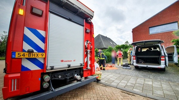 Busje vliegt in Assen in de brand (Video)