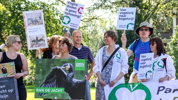 Animal Rights en Fauna4Life protesteren bij provinciehuis Assen (Video)