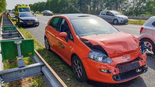 Drie gewonden bij ongeval op A28 bij Ubbena (Video)