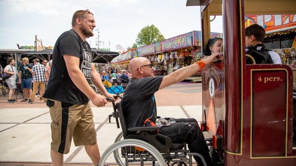 Fotos: Mensen met beperking naar TT Kermis in Assen