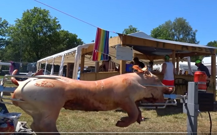 TT Campings met varken aan spit (Video)