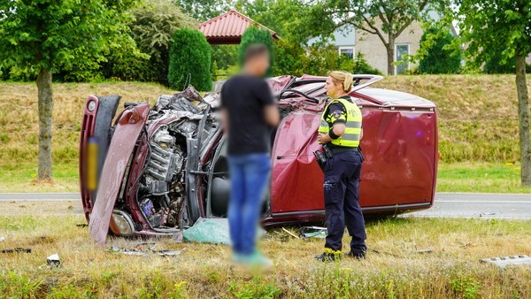 Gewonde bij botsing tegen boom in Assen (Video)