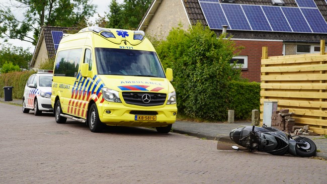 Scooterrijder onderuit en raakt gewond (video)