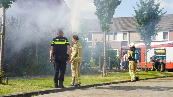 Flinke brand legt coniferenhaag en schuurtje in de as (Video)