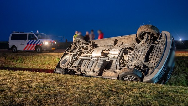 Auto op de kop in de sloot in Assen (Video)