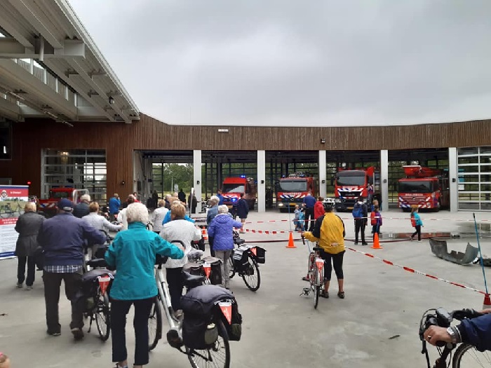 Fietsers Fiets4Daagse Assen rijden door brandweerpost Assen