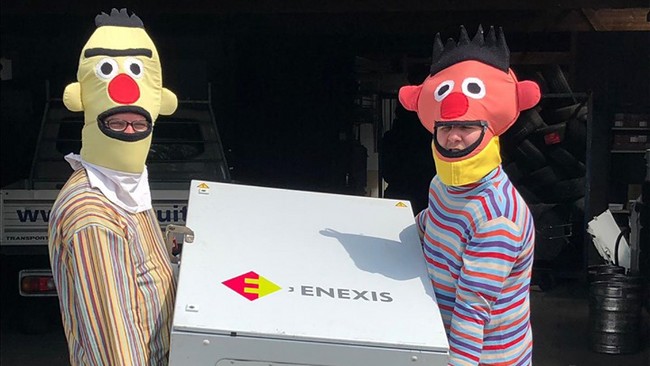 Bert en Ernie halen elektriciteitskast voor bieropslag weer op bij TT Circuit