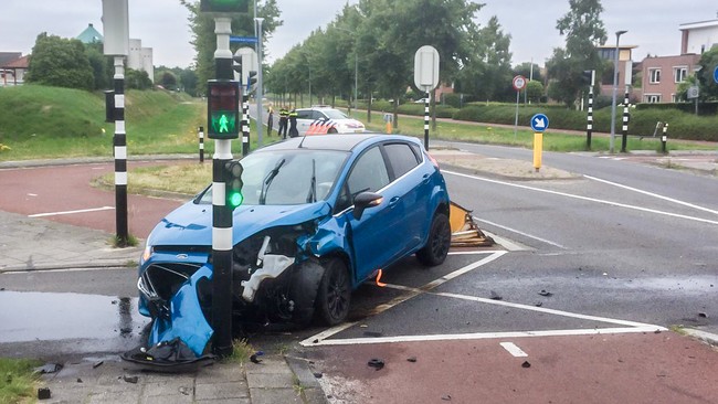 Auto in puin door botsing op bussluis in Assen