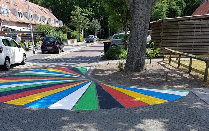 Kleurtjes op de weg om snelheid van autos te beperken