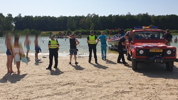 Gewonde vrouw van vlot gehaald bij Baggelhuizerplas (video)