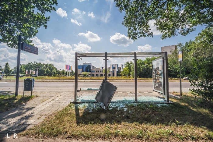 Vandalen vernielen bushokje bij Peelo