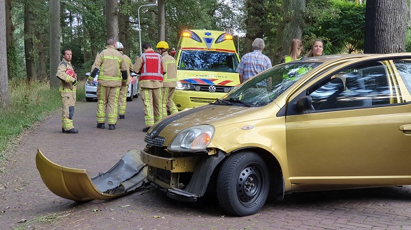 Auto botst tegen boom in Assen; vrouw gewond (Video)