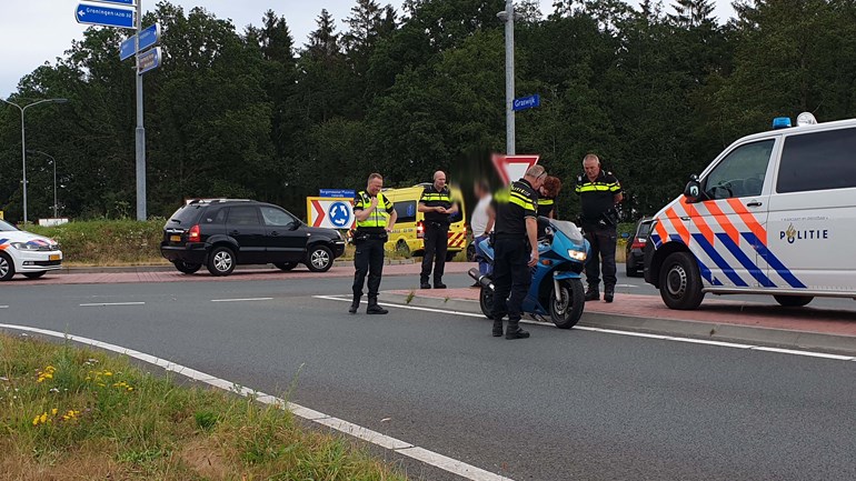 Motorrijder gewond na aanrijding met auto in Assen