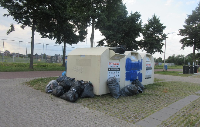 Steeds meer afvaldumpingen naast containers in Assen