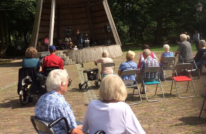 Gezellige Surinaamse muziek in de Tuin van Assen