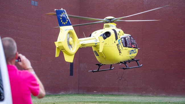 Traumahelikopter landt midden in centrum van Assen voor inzet