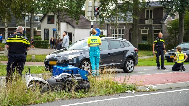 Pizzakoerier gewond bij aanrijding in Assen (Video)