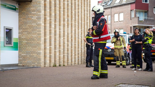 Brandweer rukt uit voor gaslucht in bankgebouw Assen (Video)