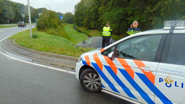 Auto belandt in greppel in Assen