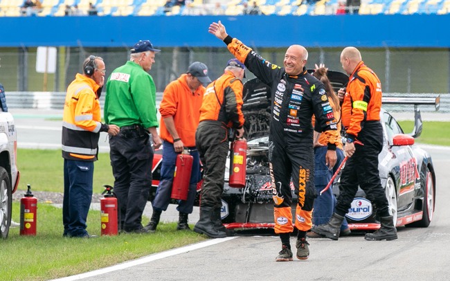 Brandje in racewagen van coureur Coronel in Assen