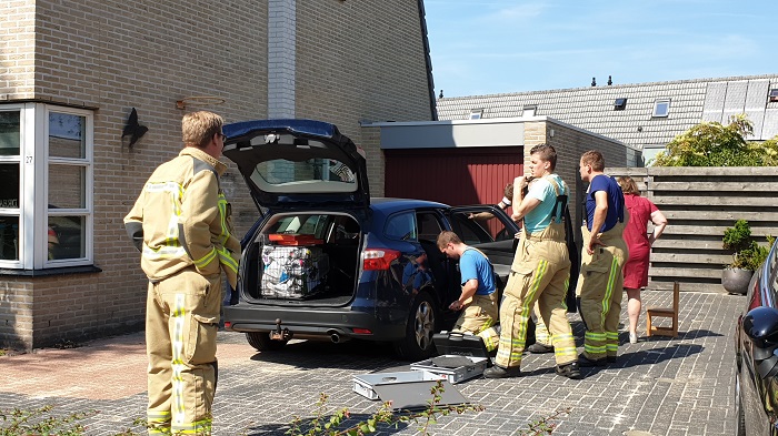 Brandweer Assen redt hondje uit auto in Kloosterveen