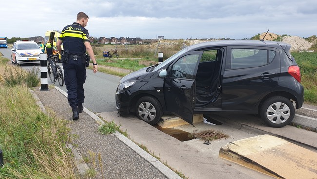 Auto knalt op bussluis in Assen (Video)