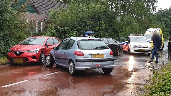 Veel schade na ongeval op de Veenwalweg in Assen