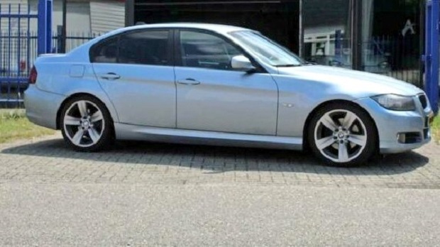 Politie zoekt persoon die gestolen BMW bij flat Assen parkeerde