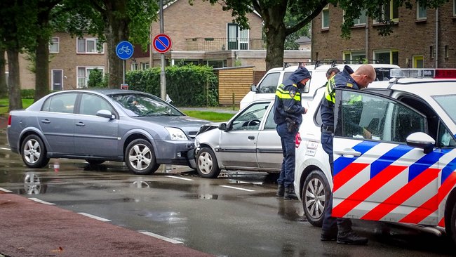 Autos botsen in Assen