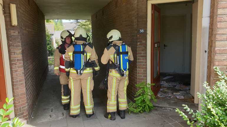 Stapel papier in de brand in leegstaande woningen Thorbeckelaan