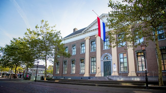 Rechtbank Assen hangt vlag halfstok voor doodgeschoten advocaat