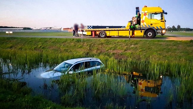 Auto belandt in natte sloot in Assen