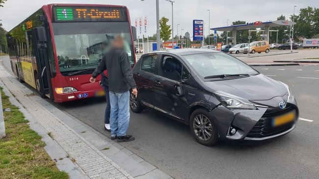 Bus en auto botsen op elkaar op Overcingellaan 