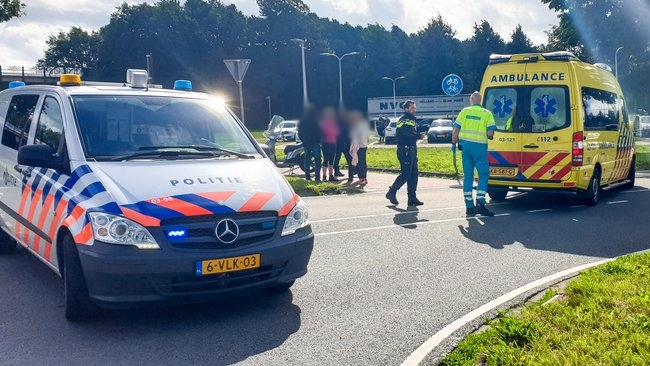 Gewonde bij botsing tussen scooter en auto in Assen (video)