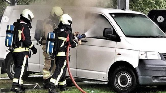 Smeulende houtkachel in laadruimte van busje doet brandweer Assen uitrukken