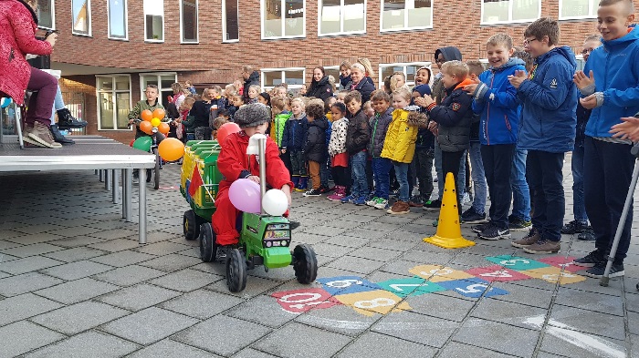 Dans en optocht bij start Kinderboekenweek bij Het Krijt