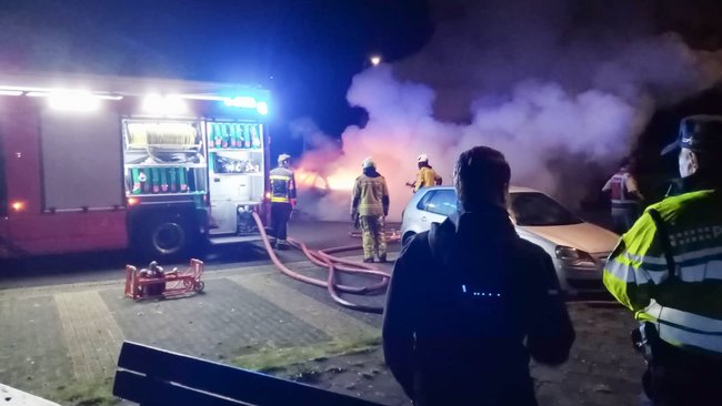 Auto brandt volledig uit op carpoolplaats in Assen