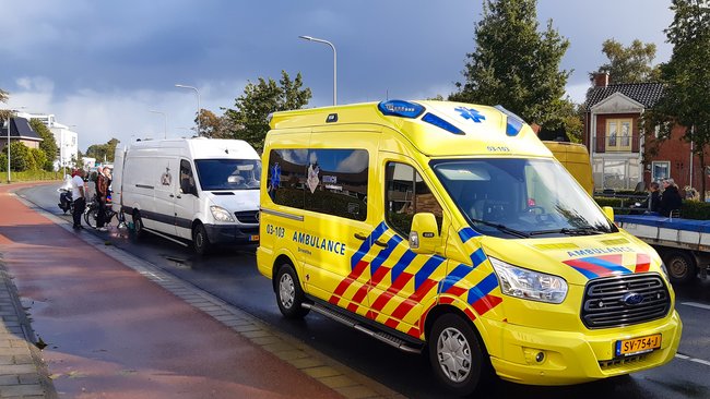 Kind op fiets lichtgewond na botsing met busje in Assen