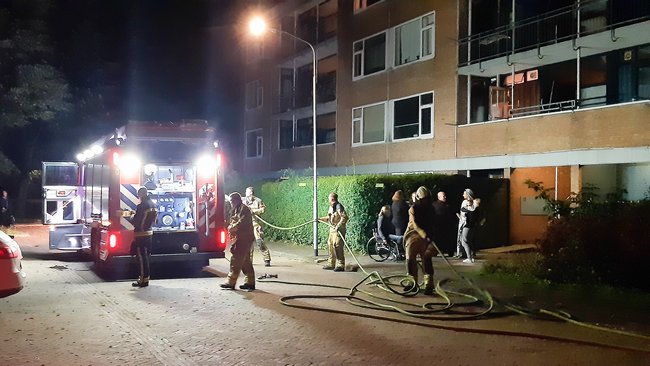 Brandweer blust keukenbrand aan Schultestraat (video)