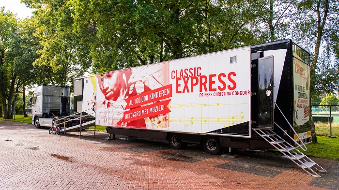 Rijdende concertzaal Classic Express op het Koopmansplein in Assen