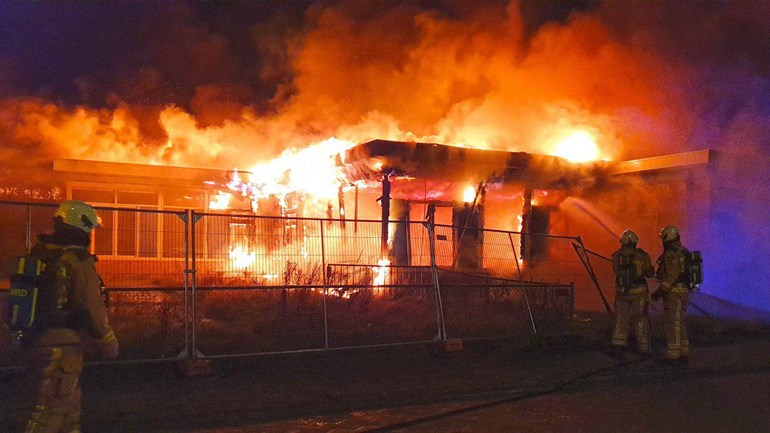 Grote brand verwoest voormalig schoolgebouw in Assen-Oost (video)