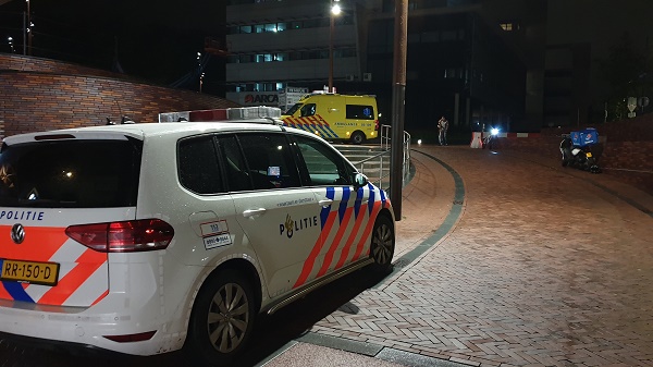 Maaltijdbezorger botst tegen muur aan bij station Assen