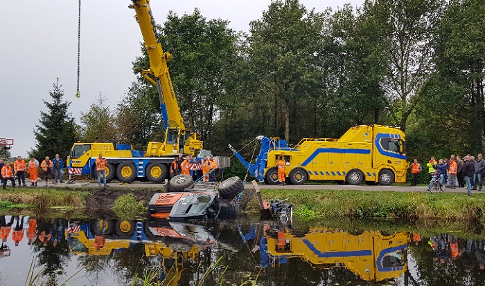 Mobiele kraan kantelt met aanhanger in Norgervaart (Video)