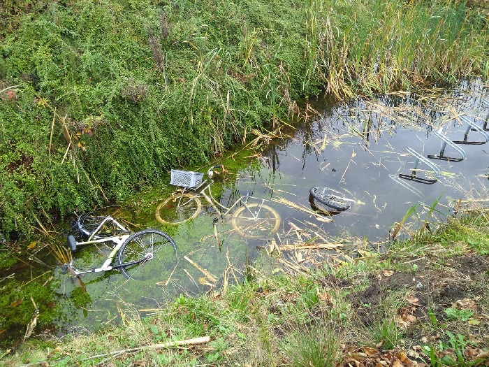 Vandalen gooien fietsen met fietsenrek in vijver Kloosterveen