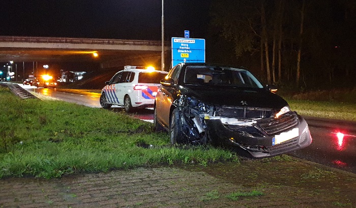 Veel schade bij aanrijding op Balkenweg in Assen (Video)