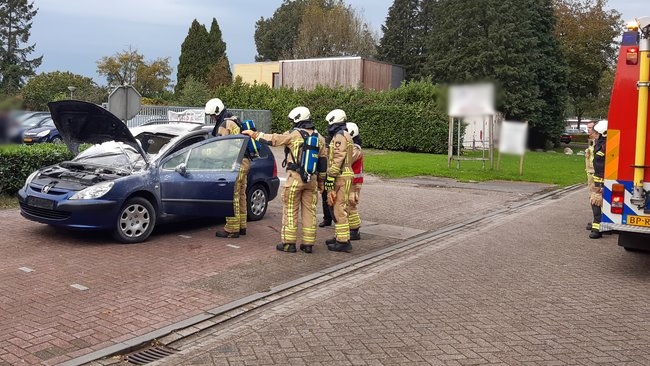 Auto zwaar beschadigd door brand (Video)