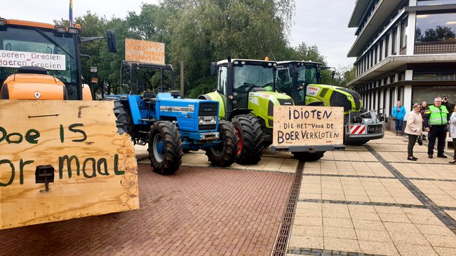 Lange file op A28 bij Assen: trekkers bezetten terrein provinciehuis (Video)