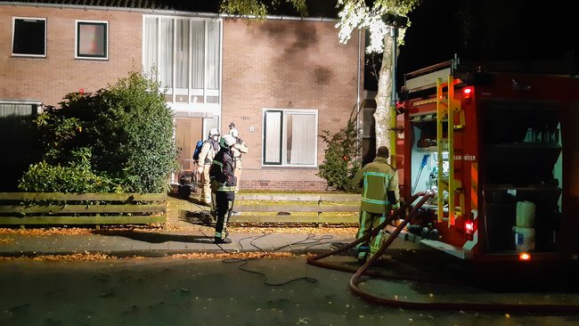 Woning vol rook door brand in Assen (Video)