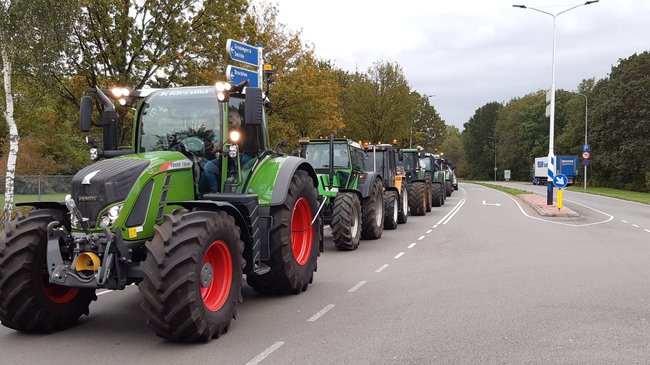 A28 rond Assen loopt vast: Drentse boeren trekken naar Groningen
